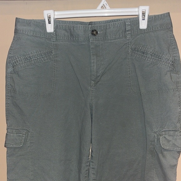 Dockers ladies army green capris with many pockets. Draw string bottoms. Sz 16 - Picture 2 of 7